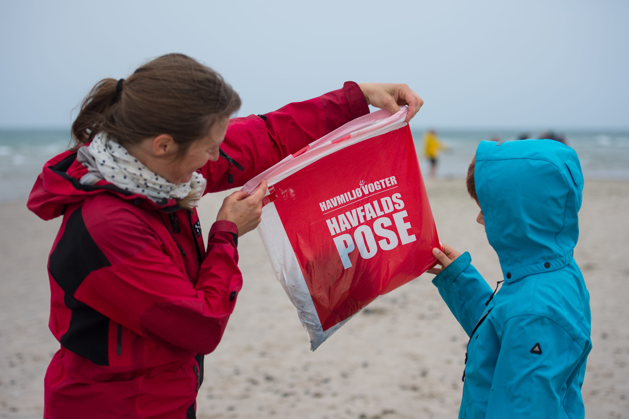 Børn med havfaldspose